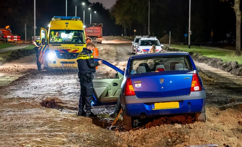 auto tegen berg zand
