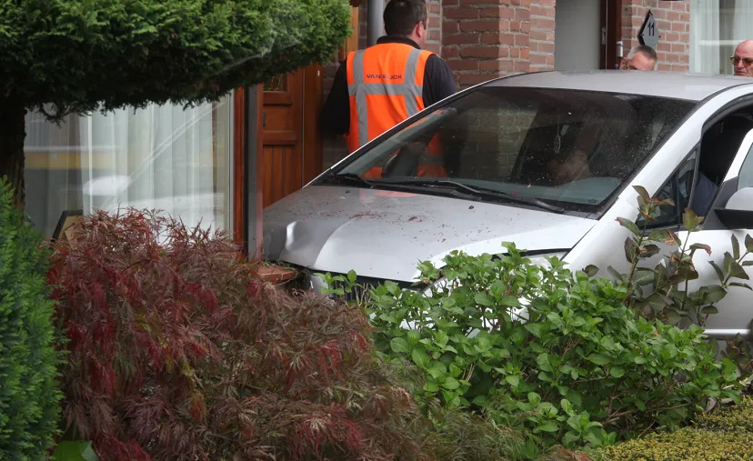 auto tegen woning 3