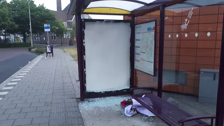 bushokje rijen vernield