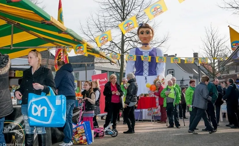 gullemoei op het plein40790