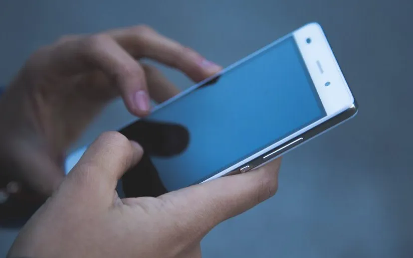 hands 1851218 1280 915x518 1