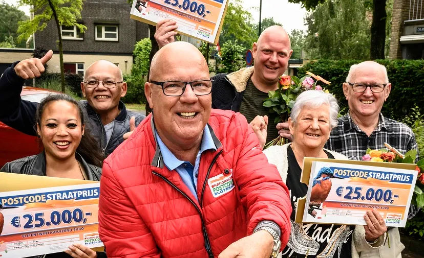 inwoners rijen worden door postcode loterij ambassadeur gaston verrast met de postcodestraatprijs 1