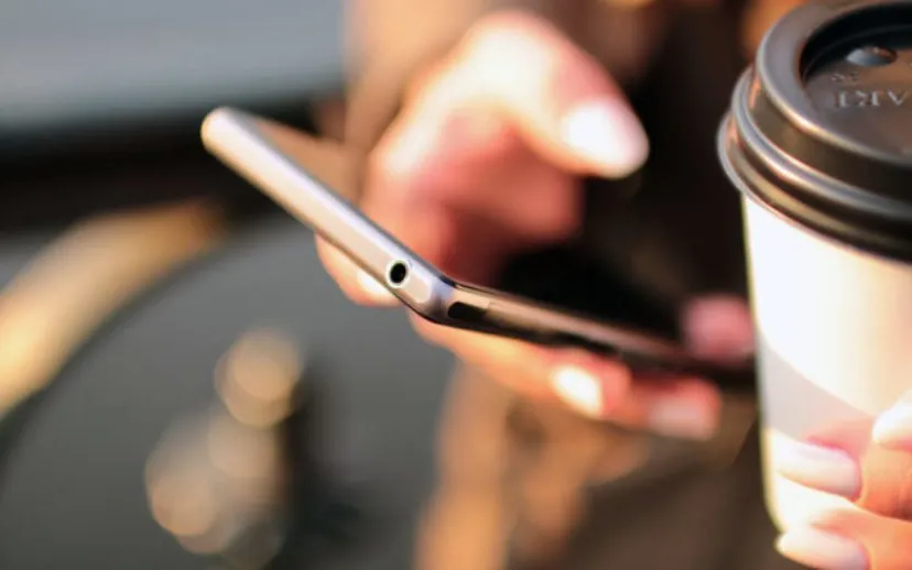 koffie smartphone onderweg 715x408 915x518