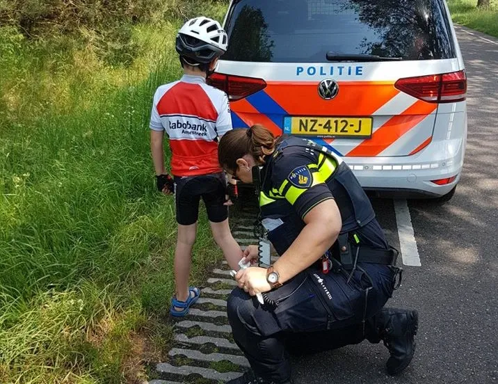 loslopende hond bijt wielrenner 1