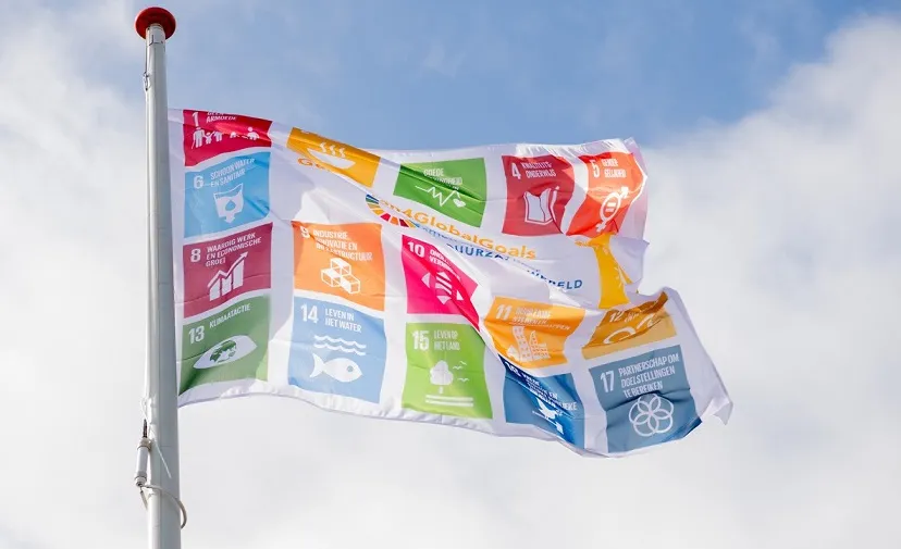 lr de global goals vlag wappert voor het gemeentehuis van gilze en rijen16850
