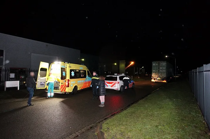 meisje fietst tegen vrachtwagen