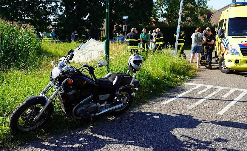 motorrijder in sloot