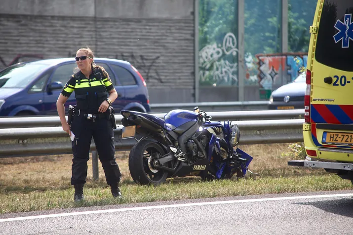 motorrijder klapt achterop auto a58 gilze