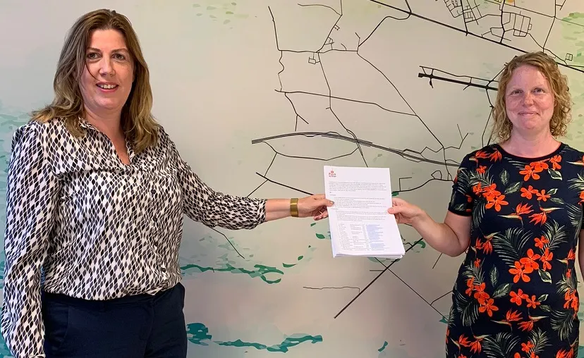 overhandiging petitie aan wethouder 1