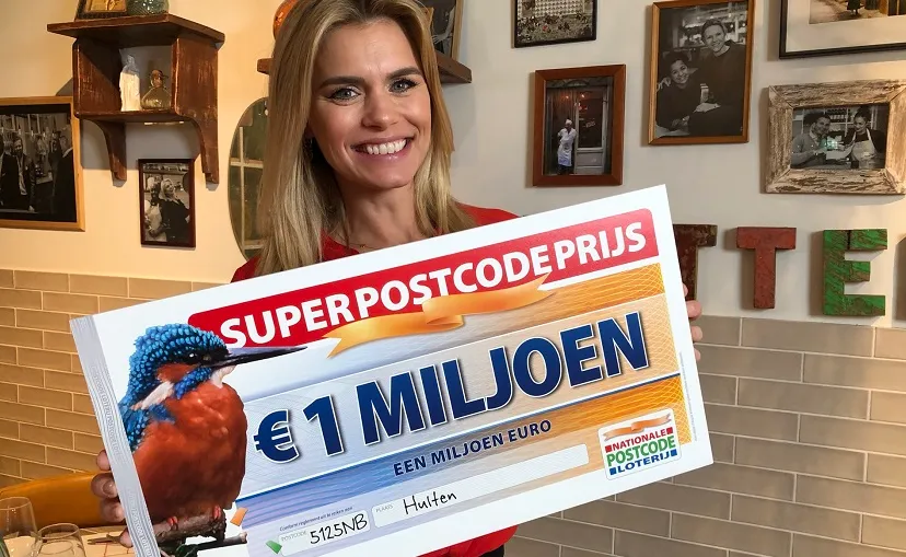postcode loterij ambassadeur nicolette van dam met de superpostcodeprijs cheque