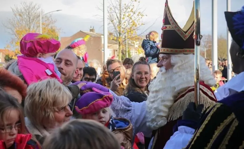 sint begroet kinderen rijen 715x408