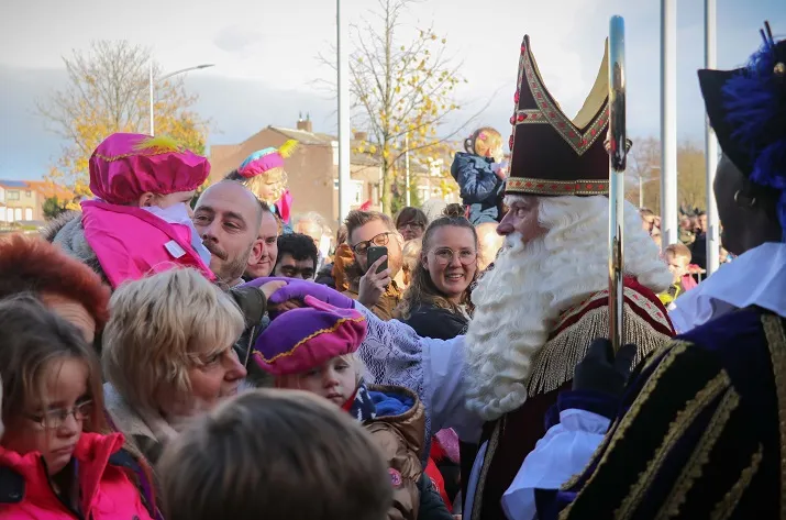 sint begroet kinderen rijen