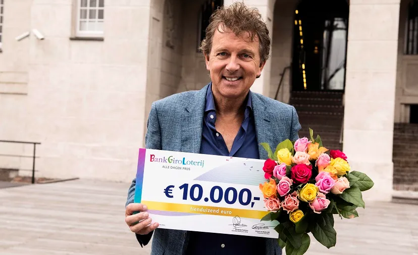 stockfoto bankgiro loterij ambassadeur robert ten brink 10000 euro 2