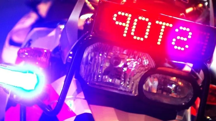 surveillancemotor met zwaailicht en stopbord