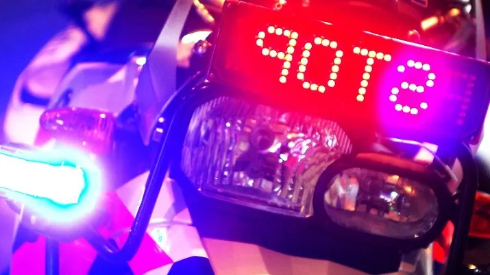 surveillancemotor met zwaailicht en stopbord