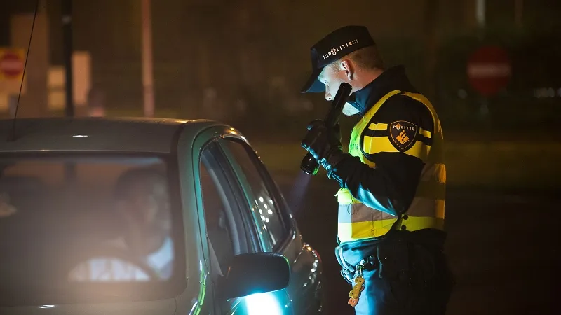 verkeerscontrole agent met zaklantaarn