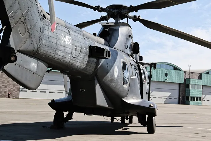 vliegbasis gilze rijen cougar op platform