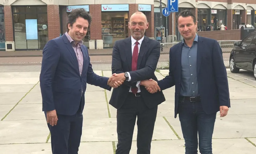 wethouder dols midden met de directie bas oomen en erik leijten van projectontwikkelaar durendael op de plek waar het centrumplan rijen oost wordt grealiseerd