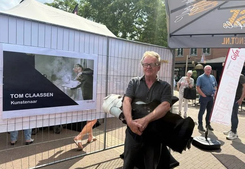 csm 2025 06 23 gr w f insta linkedin beeldhouwer tom claassen maakt kunstwerk wilhelminaplein 01 237772cc22