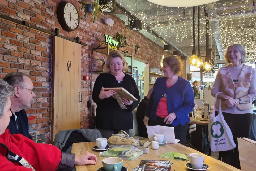 Rina, Ellen en Marian met oorkonde