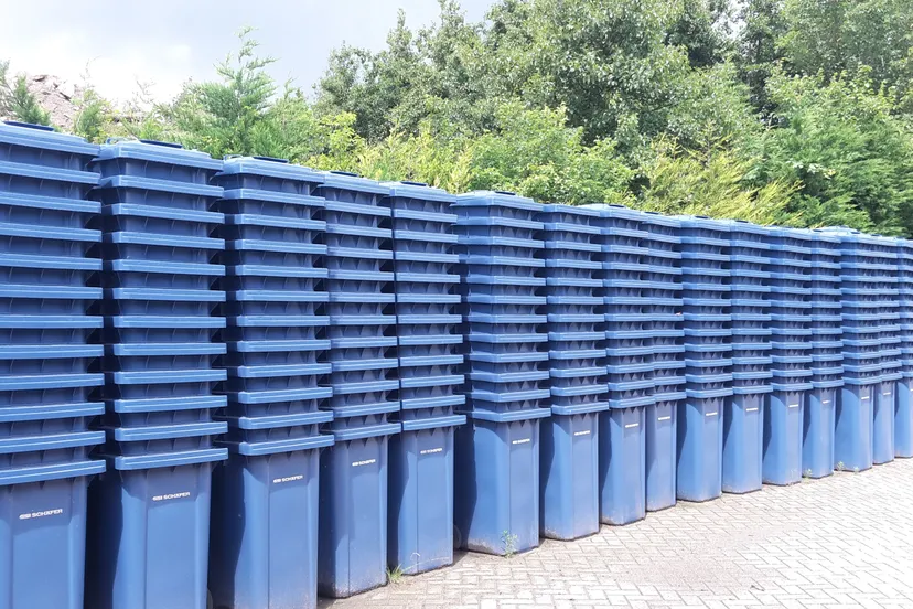 blauwe papiercontainers