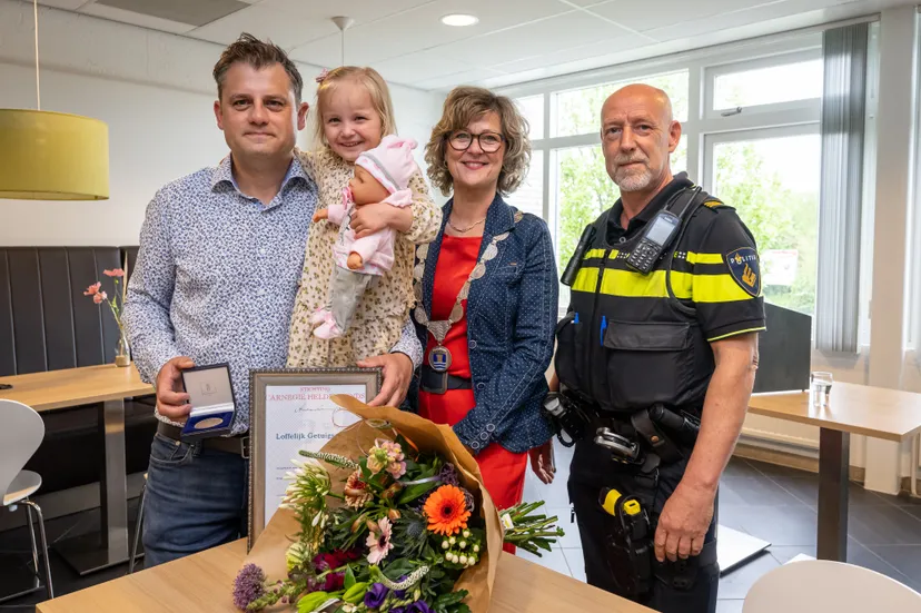 held uit sommelsdijk ontvangt legpenning van het carnegie heldenfonds