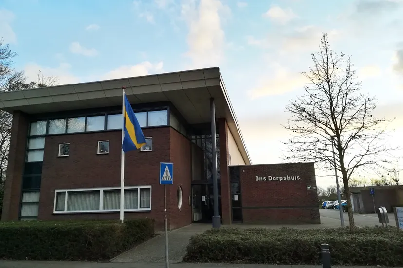 ons dorpshuis nt met vlag