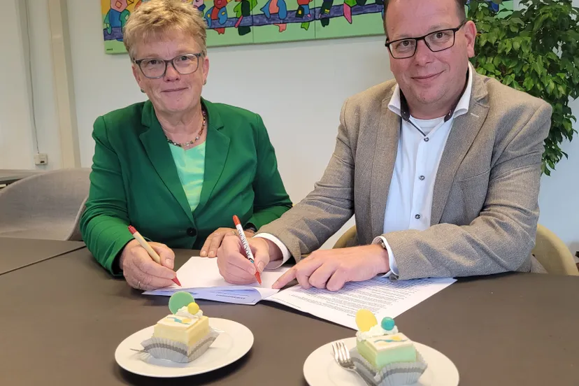 vz tea both en wethouder bruggeman ondertekenen de overeenkomst