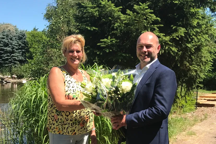 wethouder van der vlugt feliciteert eigenaresse faunapark flakkee1 e1530276928396