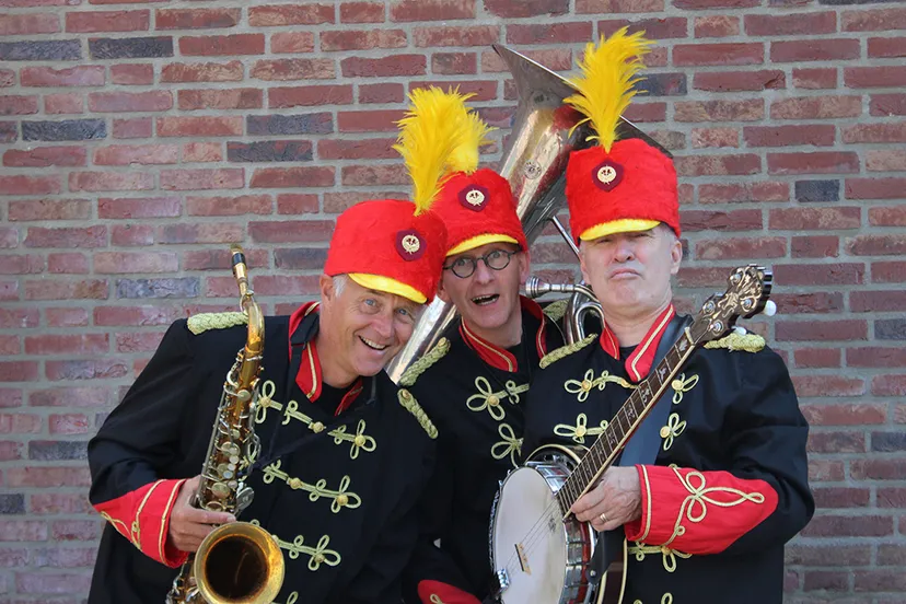 02 02 muzikale fanfare mannen