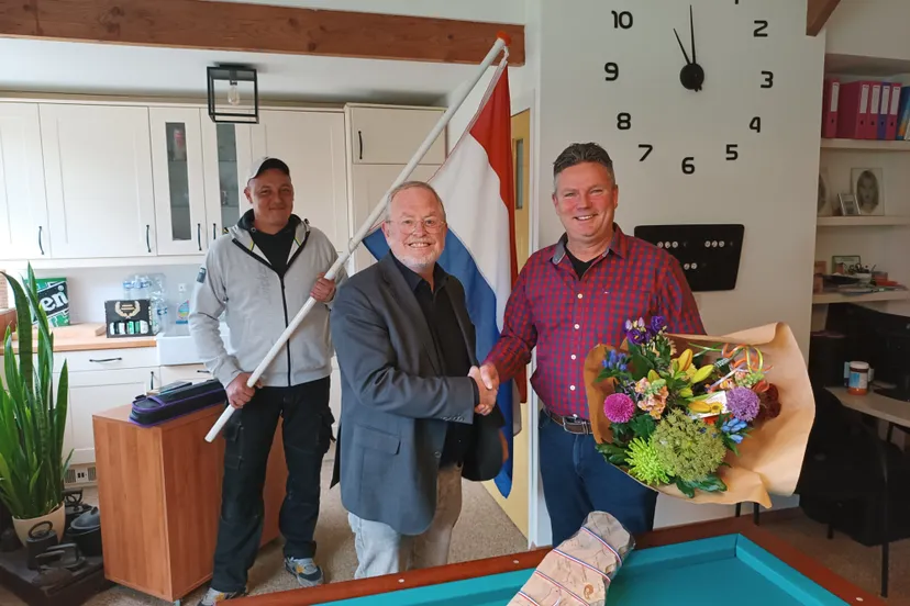 1 wethouder jaap willem eijkenduijn feliciteert remko van oosterom