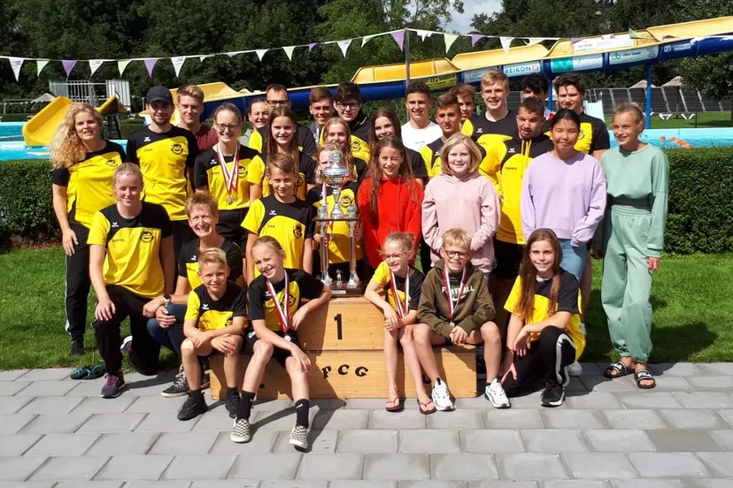 2121 08 28 doetse kom schotejil ploeg met bokaal 2