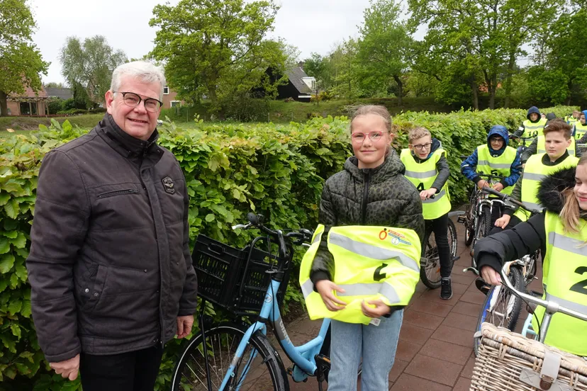 afbeelding gele hesjes fietsen door goeree overflakkee voor verkeersexamen