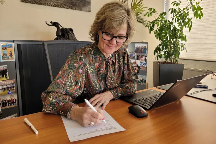 burgemeester tekent brief eerste stemmers 1