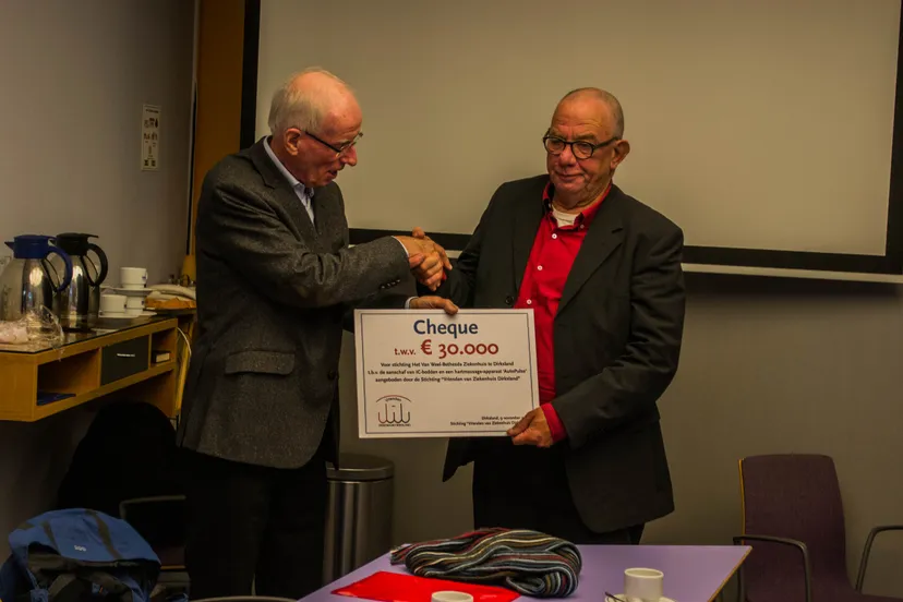 cheque voor ziekenhuis door vrienden 2