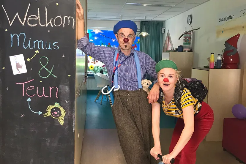 cliniclowns mimus links en teun rechts op de kinderafdeling van het van weel bethesda ziekenhuis 1 1