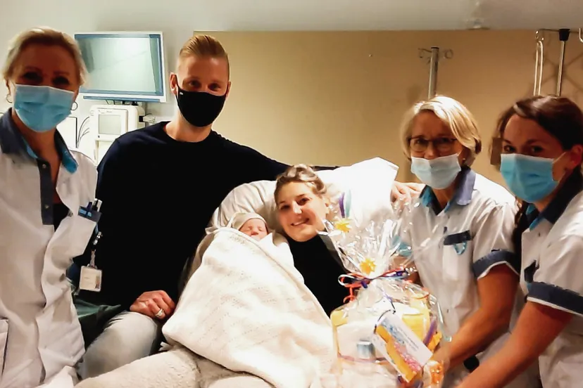 de familie prins ontvangt een feestelijke luiertaart