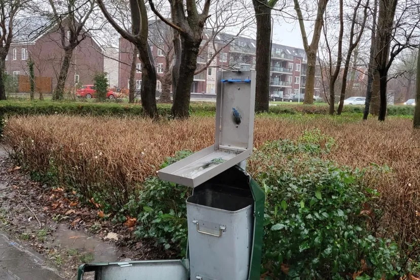 foto 1 opgeblazen prullenbak sommelsdijk