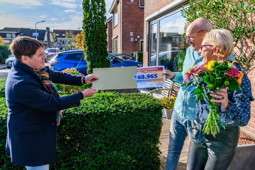 foto 2 martin en hetty uit stellendam worden verrast door postcode loterij ambassadeur martijn krabbe