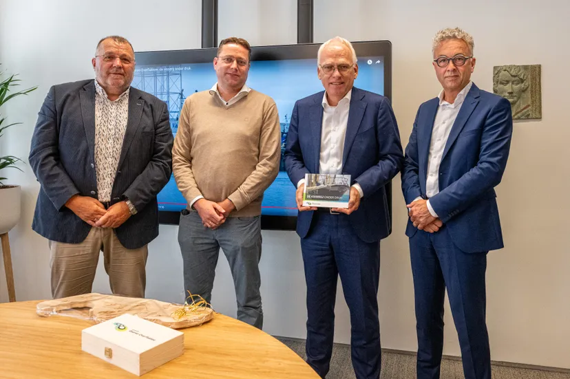 foto bezoek aan demissionair minister adema