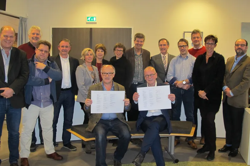 foto intentieakkoord getekend voor kwalitatief goed onderwijs op goeree overflakkee