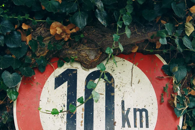 foto overbodige obstakels en verkeersborden