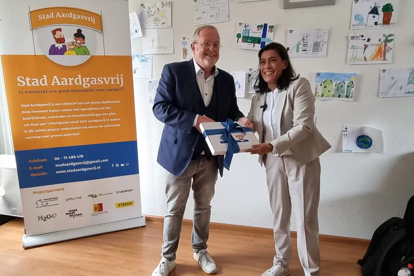 foto overhandiging brochure stad aardgasvrij