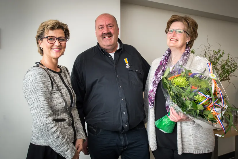 foto uitreiking ko de heer van sighem