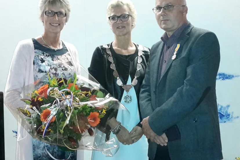 foto uitreiking koninklijjke onderscheiding j lugtenburg