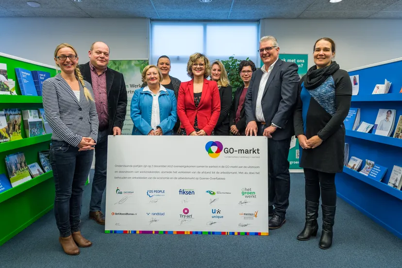 groepsfoto ondertekening commitmentovereenkomst