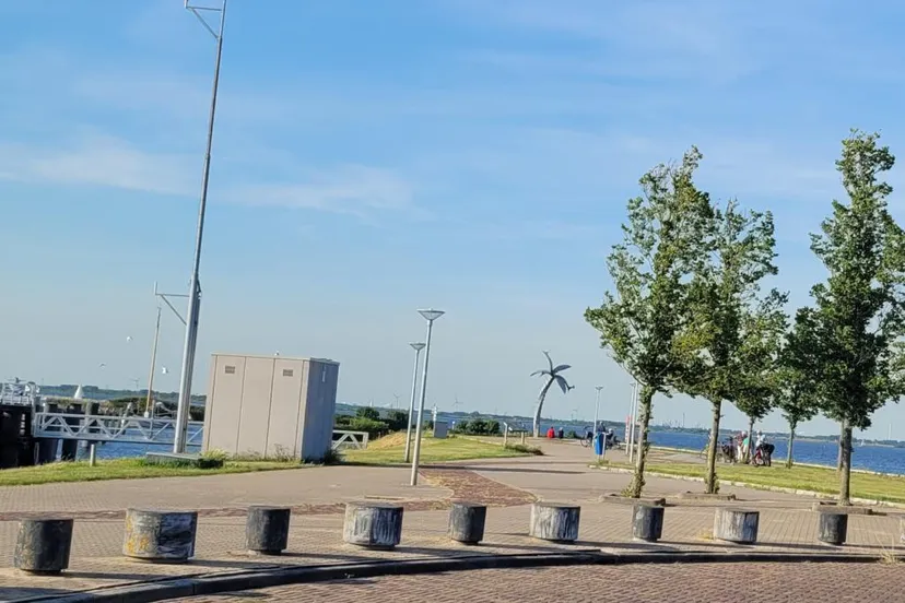 havenhoofd middelharnis ligplaats boot vluchtelingen