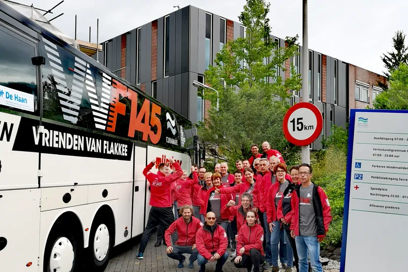 het team werd zaterdagochtend op het ziekenhuisterrein van hun sponsor curamare uitgezwaaid
