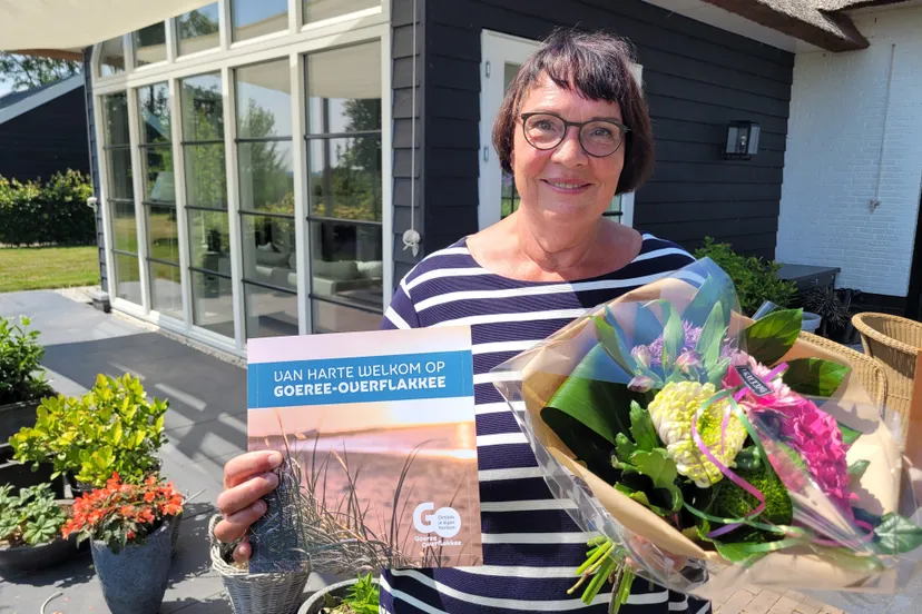 inwoonster van loon krijgt eerste boeket