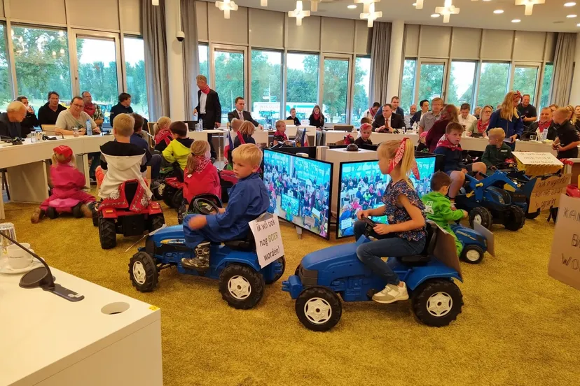kinderen op tractoren in de raadzaal